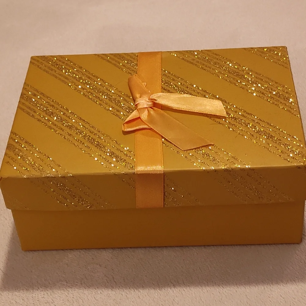 Like-New Gift Box